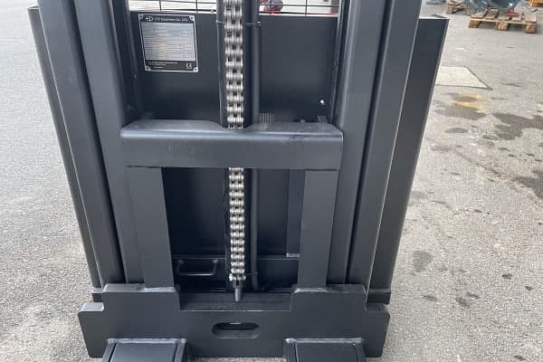 Bild 1 einer Mietmaschine vom Typ 1,2 Tonnen HH | EP ESL 122 2700 mm