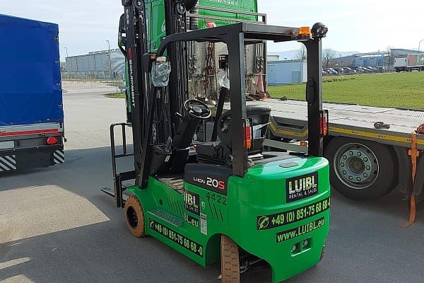 Bild 2 einer Mietmaschine vom Typ 2 Tonnen Elektro Vierrad | EP CPD20L1S 6000 mm