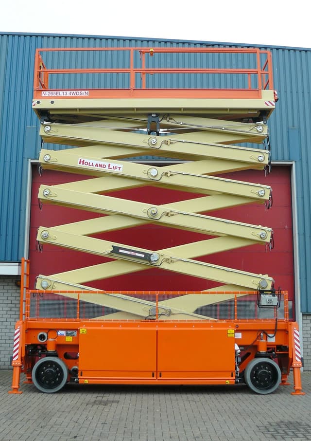 Bild 0 einer Mietmaschine vom Typ SBE-330 | Holland Lift HL330_E14_4WDS