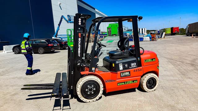 Bild 0 einer Mietmaschine vom Typ 3 Tonnen Elektro | EP EFL302 Triplex Mast 4800 mm