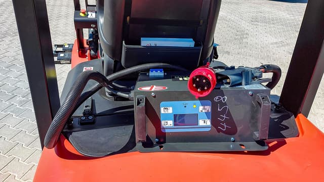 Bild 2 einer Mietmaschine vom Typ 3 Tonnen Elektro | EP EFL302 Triplex Mast 4800 mm