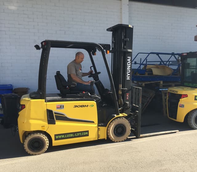 Bild 0 einer Mietmaschine vom Typ 3 Tonnen Elektro | Hyundai 30BH-9 6000 mm
