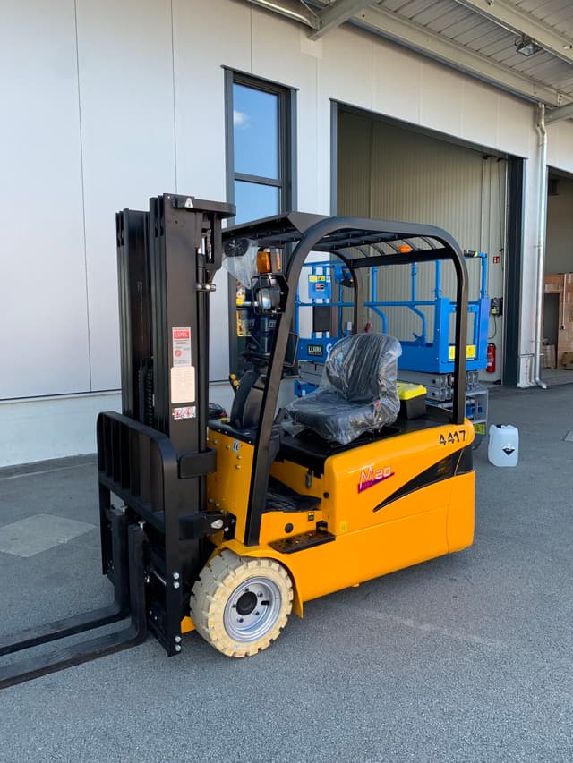 Bild 2 einer Mietmaschine vom Typ 2 Tonnen Elektro Dreirad | Maximal Forklift FB20S-MJZ 4500 mm